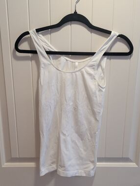 Babaton Women’s Classic White Tank Top